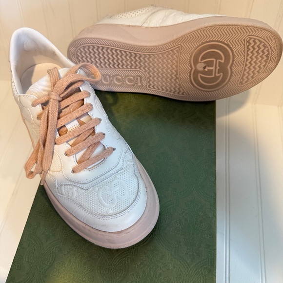 Gucci GG embossed low-top sneakers - Picture 2 of 5
